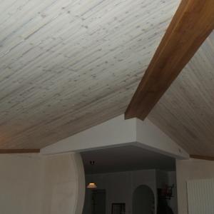 Plafond en lambris avec pose en diagonale